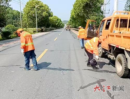 “五一”出行更安心，分宜公路分中心完成7公里路面灌缝