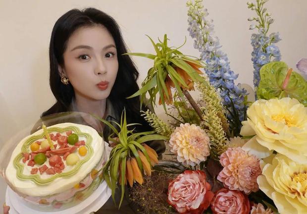 刘涛嘟嘴卖萌，少女感满满。