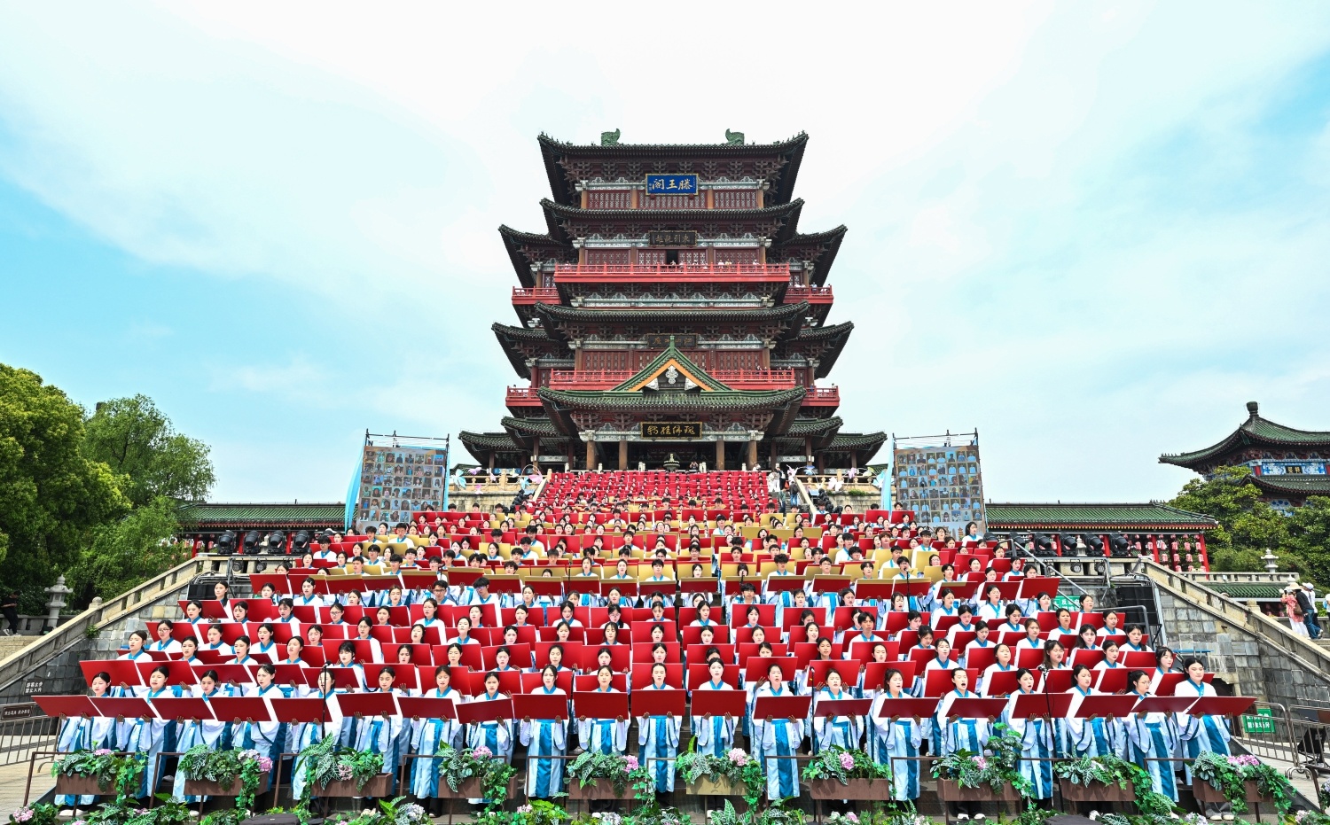 ▲江西应用科技学院700名大学生齐声诵读《滕王阁序》。