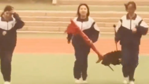 3名新疆中学生漫天黄沙中紧急收旗，朴素举动中藏着最深的赤诚