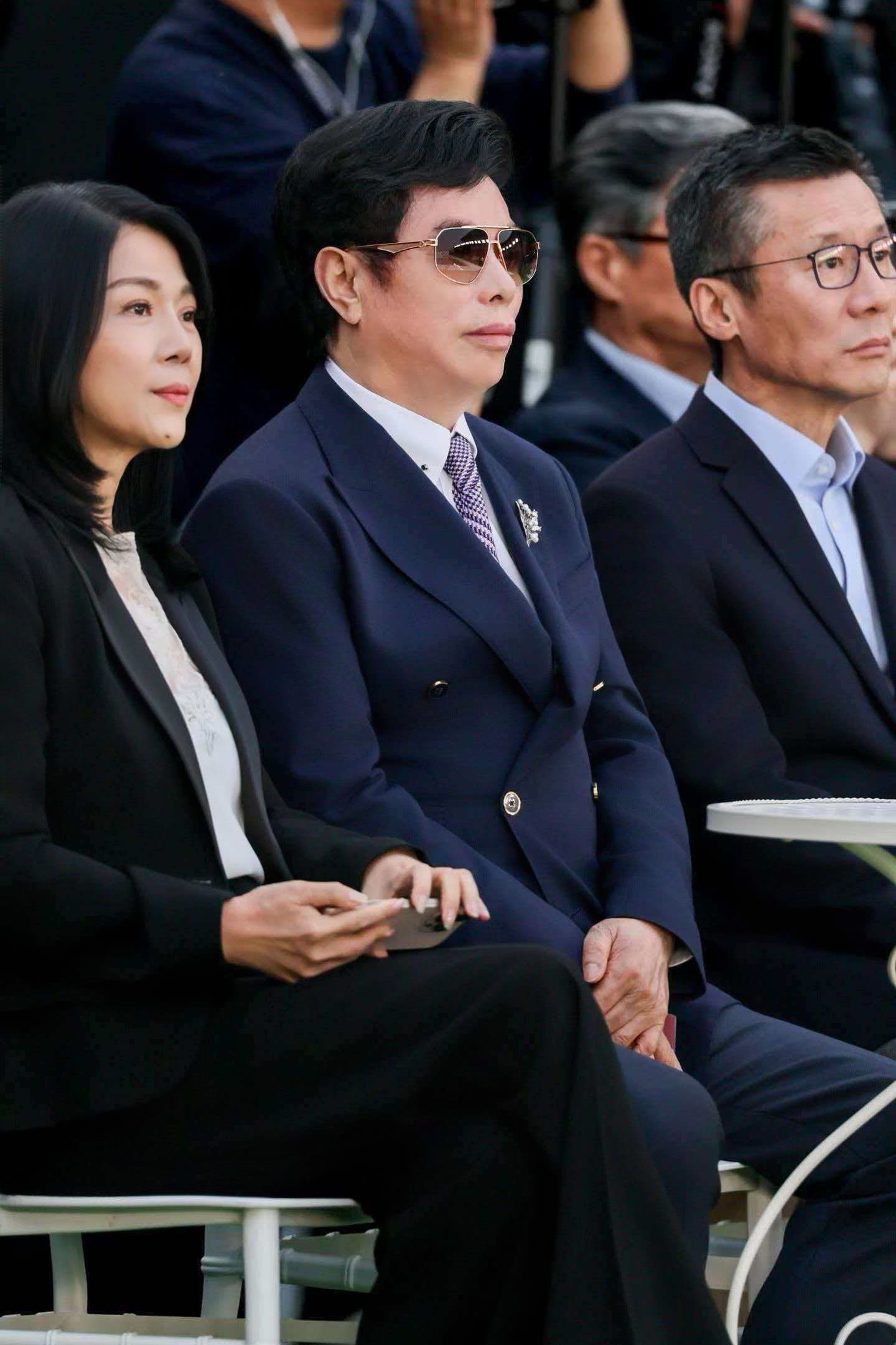 东润公益基金会理事长孔东梅(左一），波司登创始人、集团董事局主席兼总裁高德康（中间）与中国纺织工业联合会副会长、中国服装协会会长陈大鹏（右一）共同出席本次活动。