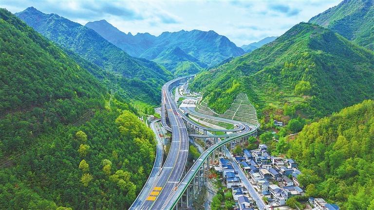 近日，S44康略高速公路康县西至康县东互通立交段通过交工验收，标志着该路段建设任务圆满收官，具备通车运营条件。新甘肃&middot;甘肃日报通讯员　陈勇