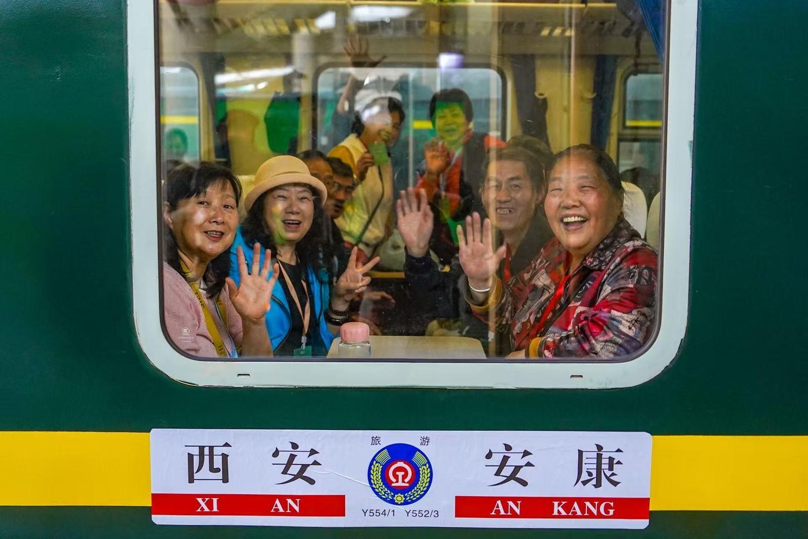 旅客们在车厢内合影