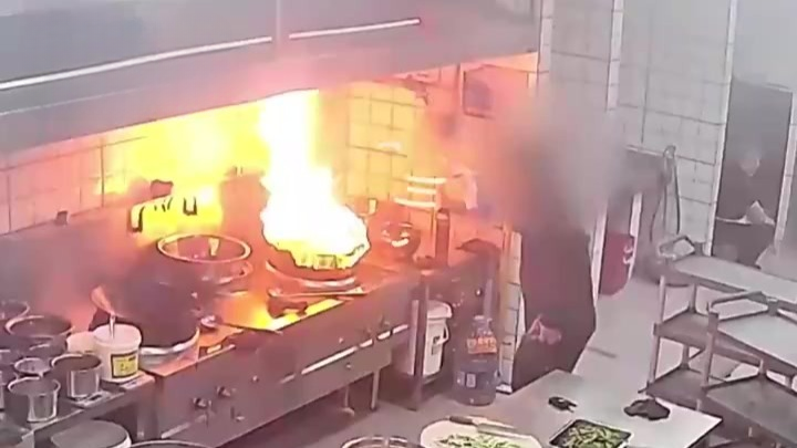 惊险！厨房油锅起火，员工竟用嘴吹，险酿大祸