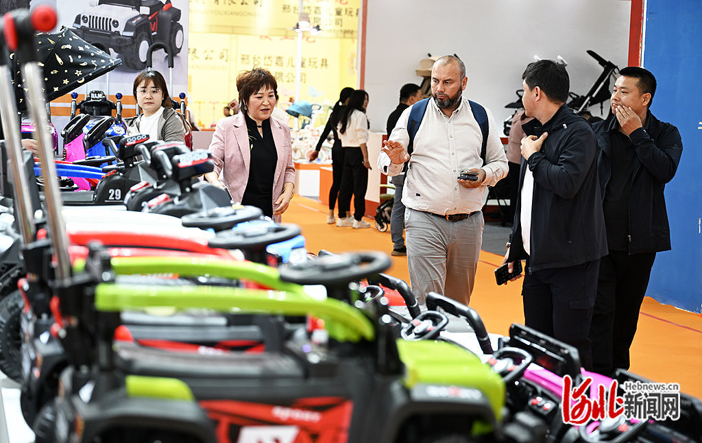 4月24日，客商在第二十一届中国・北方（平乡）国际自行车童车玩具博览会上参观。