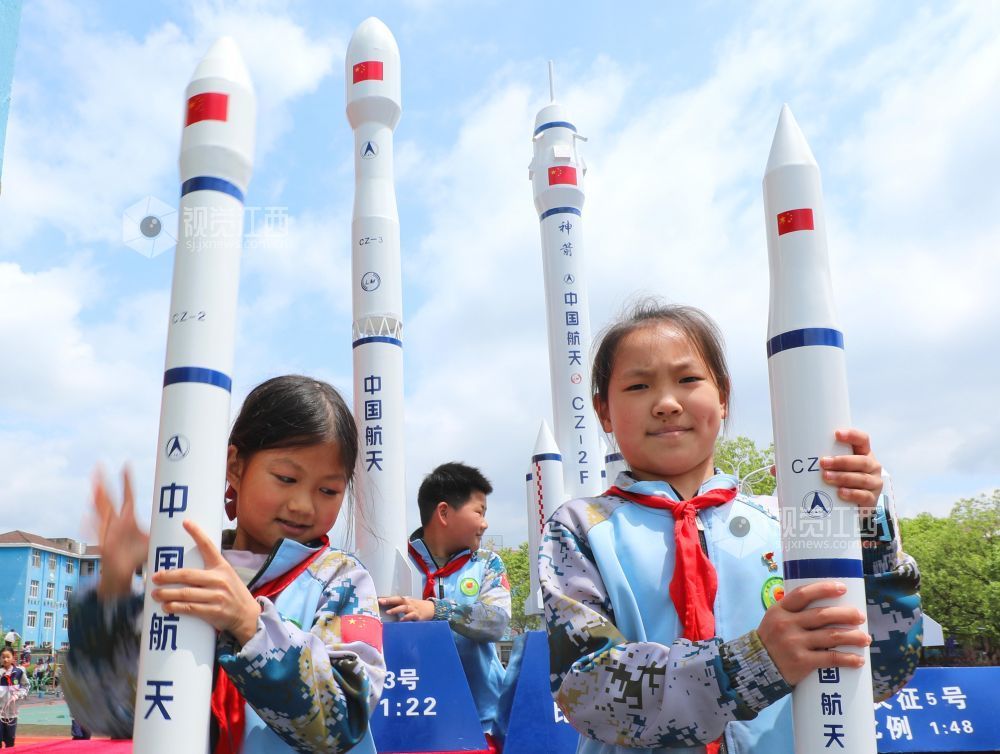 2026年4月23日，江西省吉安市泰和县螺溪镇中心小学校园，学生们正在参观长征运载火箭模型，学习了解航天知识，迎接中国航天日。