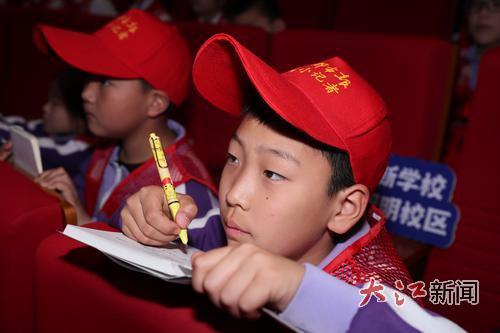 小观众认真听讲、做笔记。