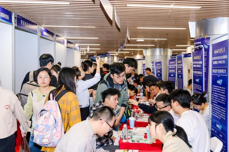 （图为 西安“赴外”招聘会现场格外热闹。）