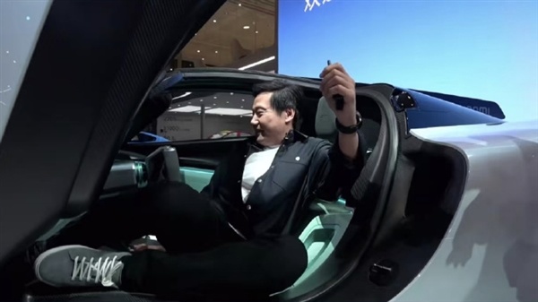 雷军试驾小米超跑VGT上车被卡：网友直呼佐证雷军总身高181cm