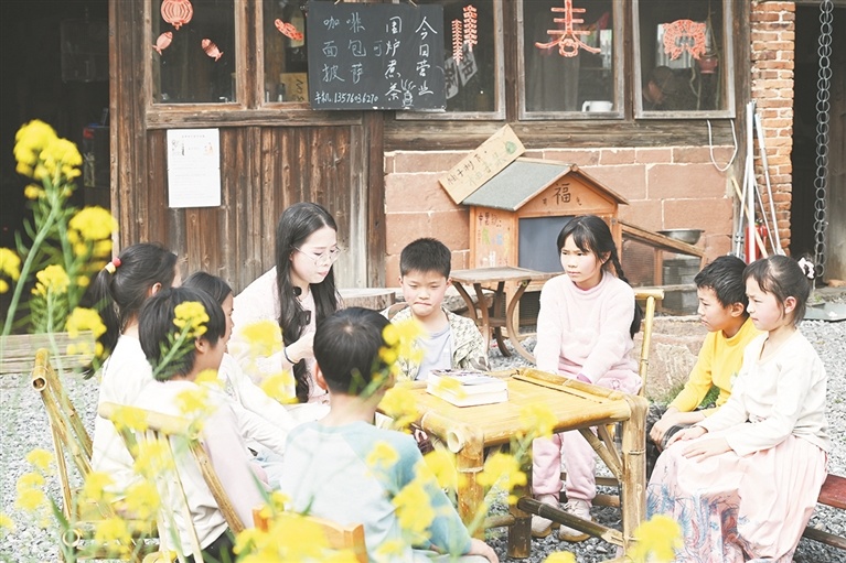 南昌县塔城乡湖陂村阅读志愿者向青少年推荐好书