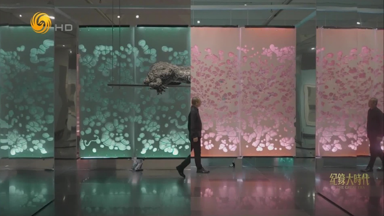 “虫洞”是陈琦作品中极具代表性的符号，来源于他一次小小的发现
