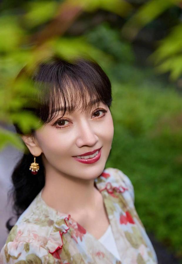 赵雅芝的五官精致，美貌养眼。