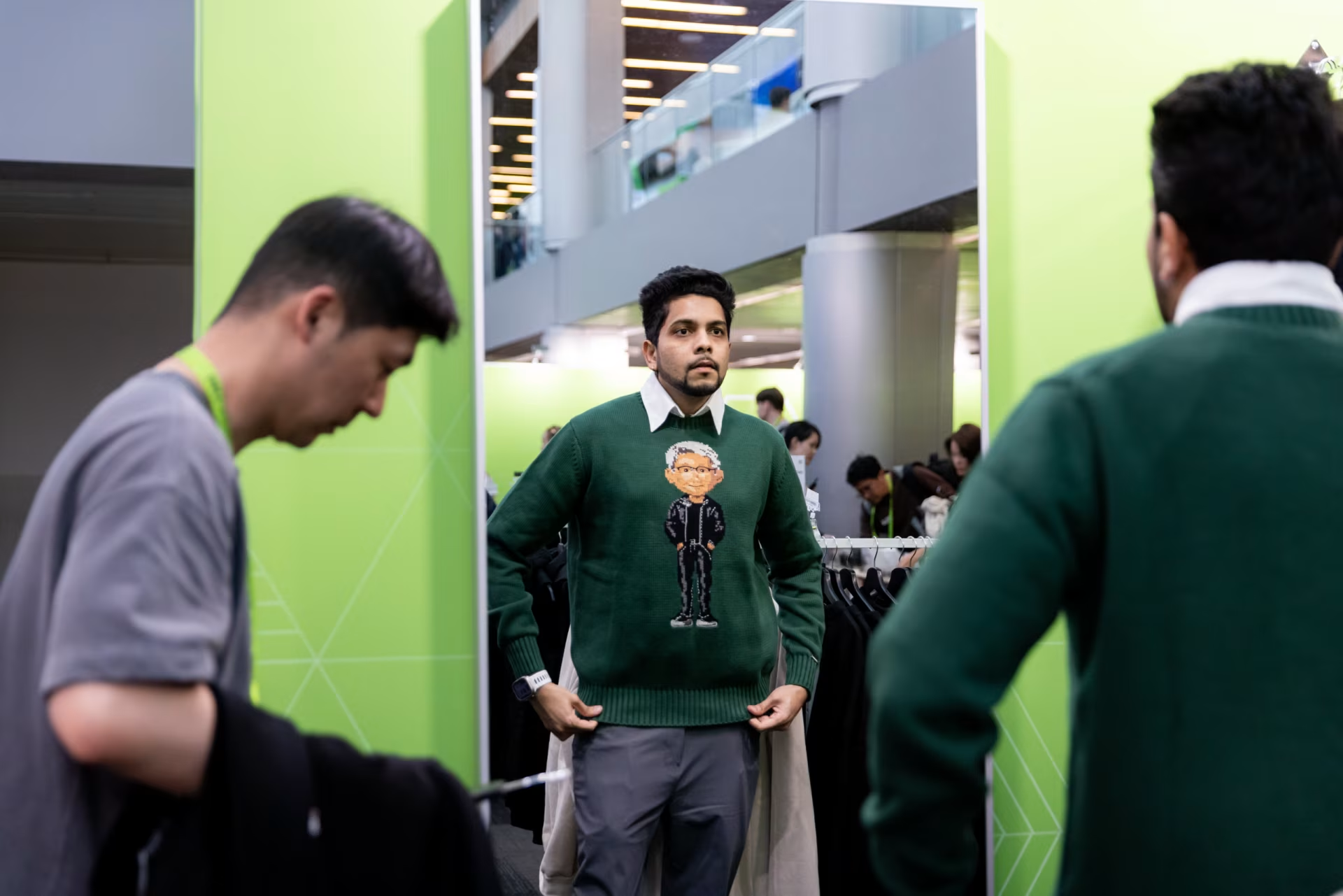 英伟达年度大会时间，哈迪克&middot;纳哈塔在回来品店试穿了一件有黄仁勋卡通形象的毛衣