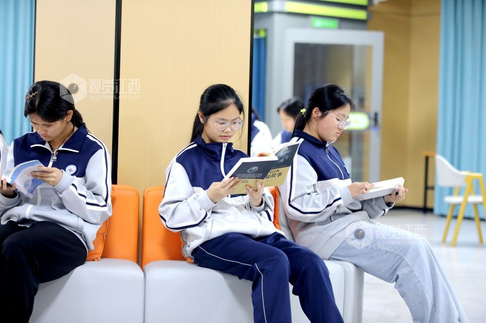 2026年4月21日，江西省吉安市峡江县城北学校图书馆，学生在阅读课外书籍。