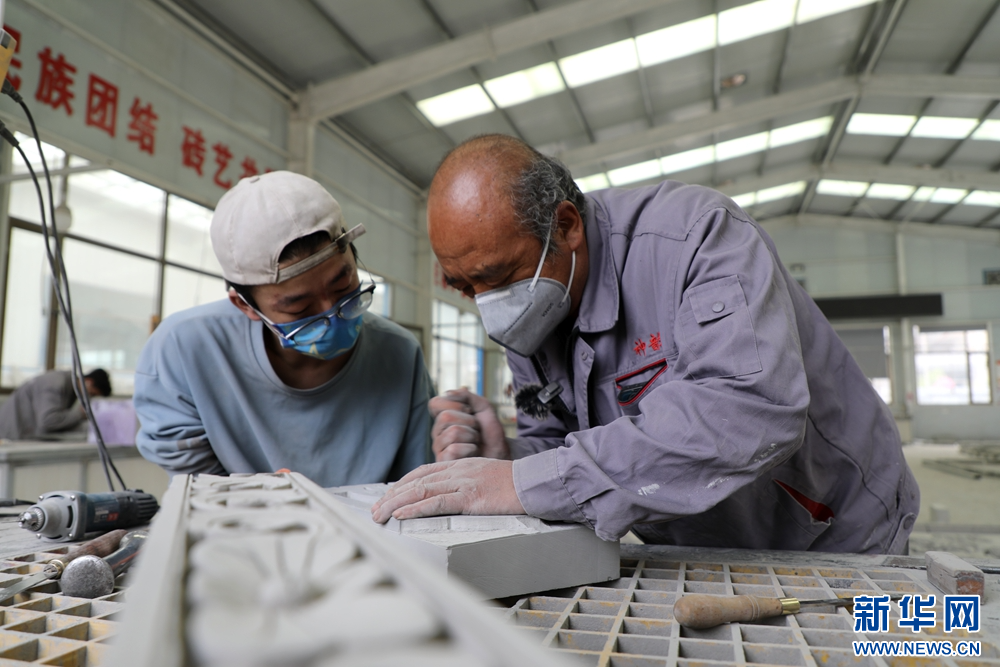 国家级非物质文化遗产临夏砖雕代表性传承人沈占伟教徒弟制作砖雕　新华网发（王生元　摄）