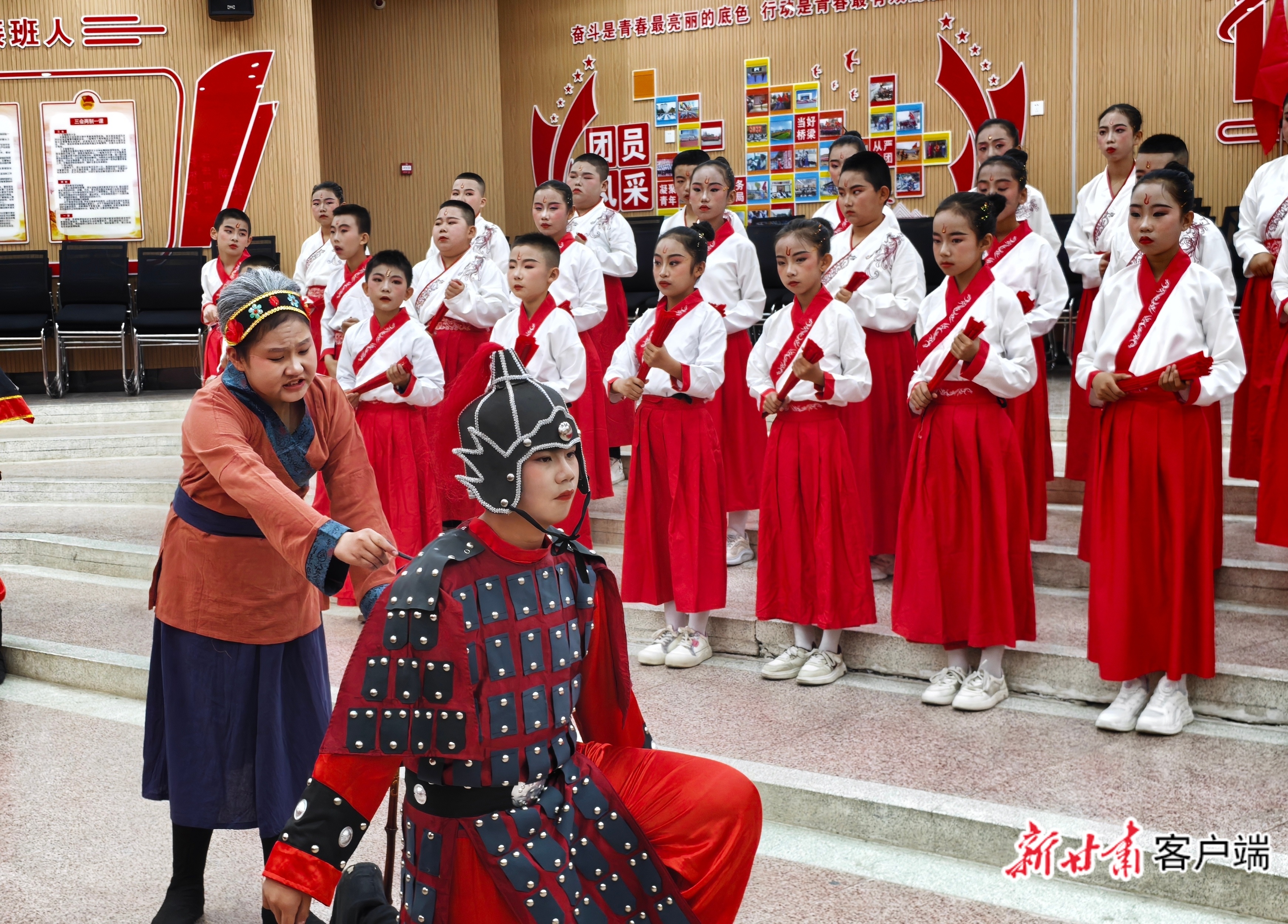 武威第三十中学学生情景演绎《岳母刺字》