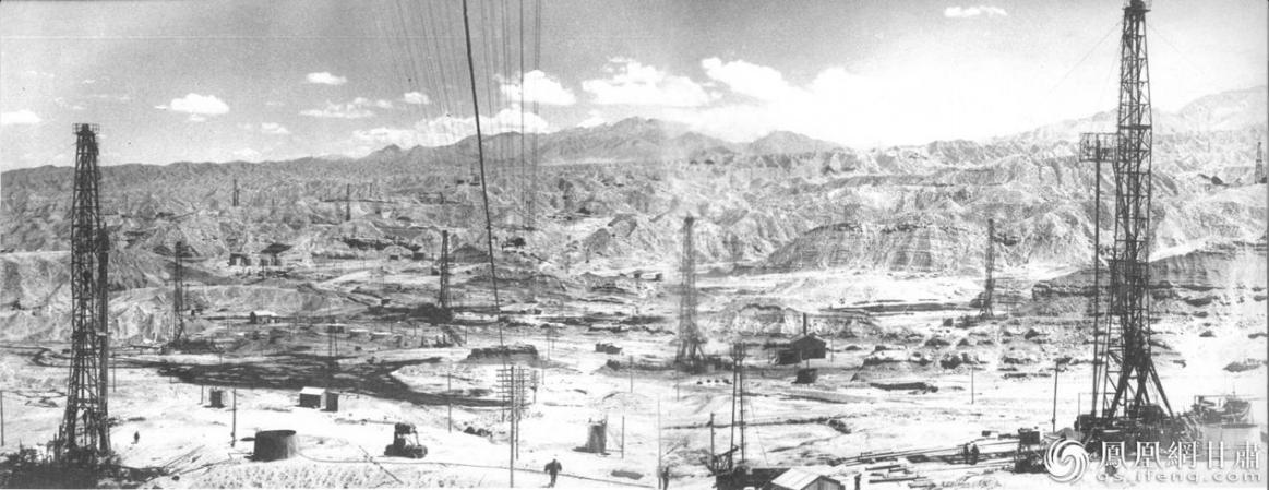 1957年，玉门油矿老君庙甘油泉井架林立。资料图片