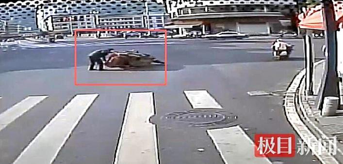 黄兆俊扶正三轮车 视频截图