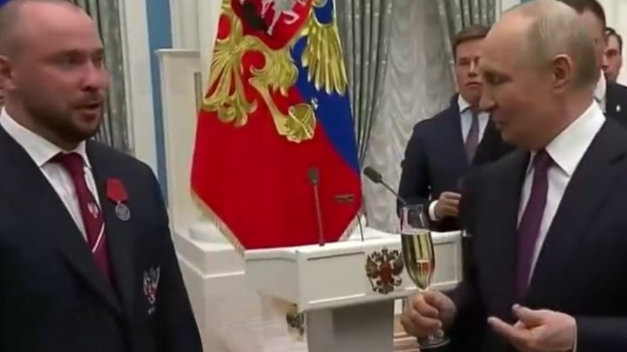 “怎么没给您倒上？”普京把自己的香槟递给没有酒杯的运动员
