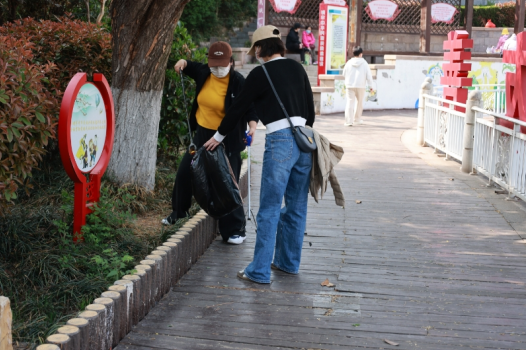 （青岛市社科联（院）组织志愿服务队到翠湖社区开展爱国卫生月环境卫生大扫除活动）