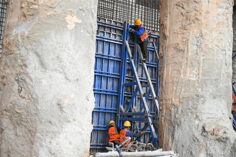 4月20日，中铁二十局集团工人在石家庄地铁5号线一期工程合作路站建设现场施工。