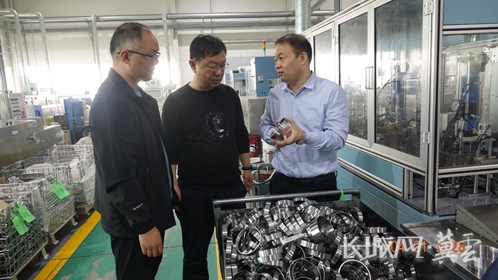 河北佳顺不锈钢轴承制造有限公司总经理张厚发（右）向河北省轴承学会、临西县科协相关负责人介绍轴承产品的性能。长城网&middot;冀云客户端记者 吴新光 摄