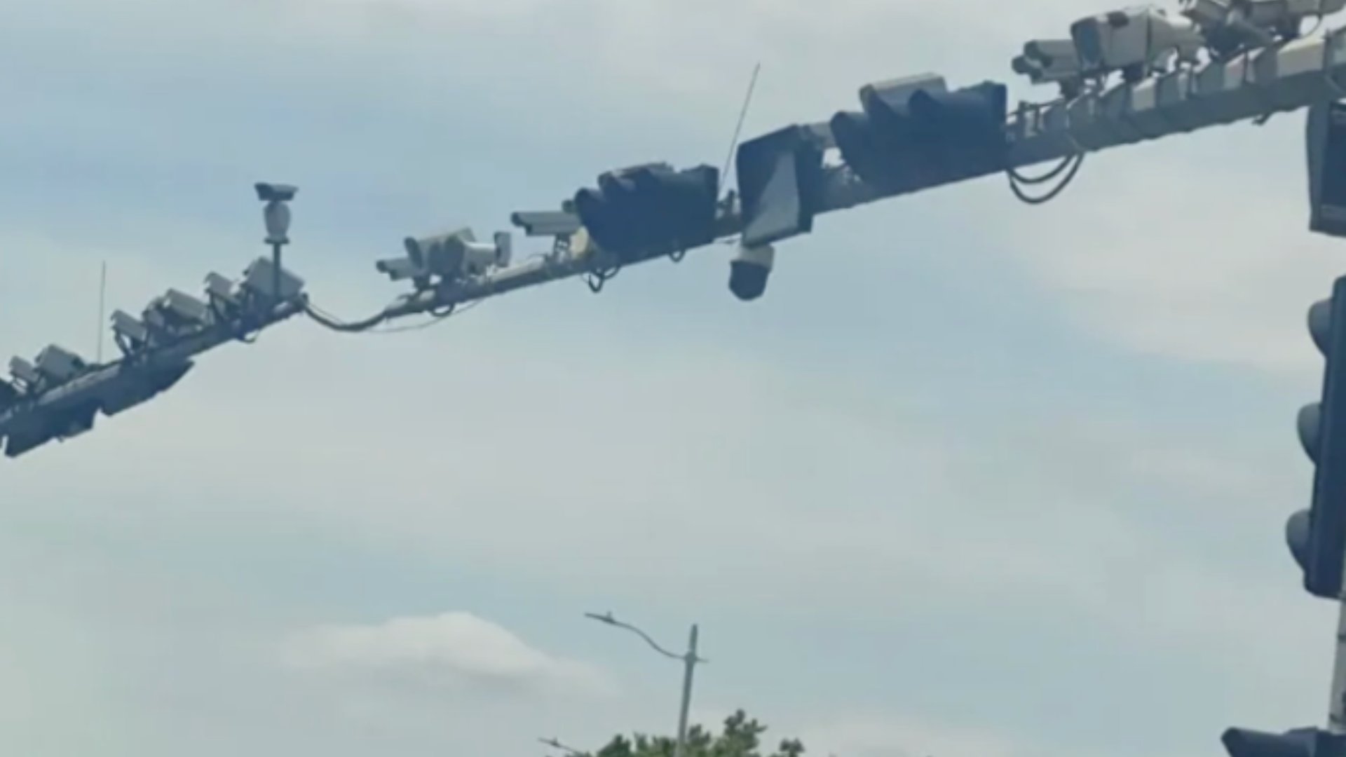 路口横杆上装了至少十几个摄像头？青岛城阳公安分局致歉：该处共42个摄像、补光设备，其中28个停用，已清理整改