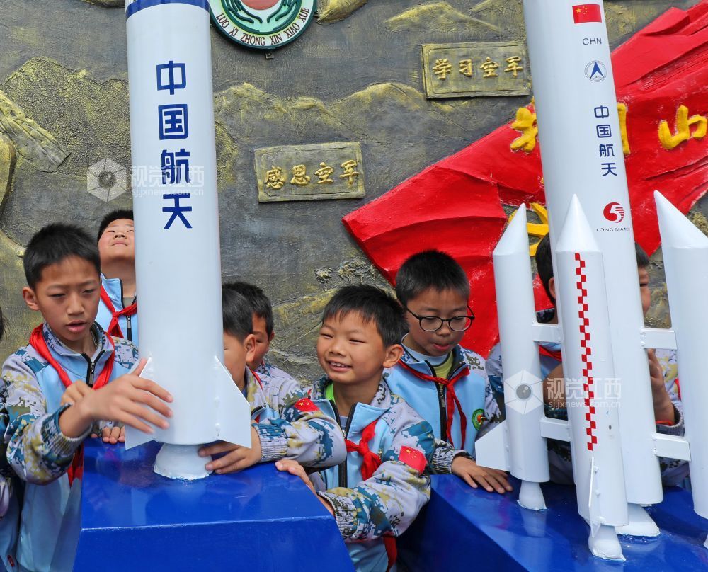 2026年4月23日，江西省吉安市泰和县螺溪镇中心小学校园，学生们正在参观长征运载火箭模型，学习了解航天知识，迎接中国航天日。