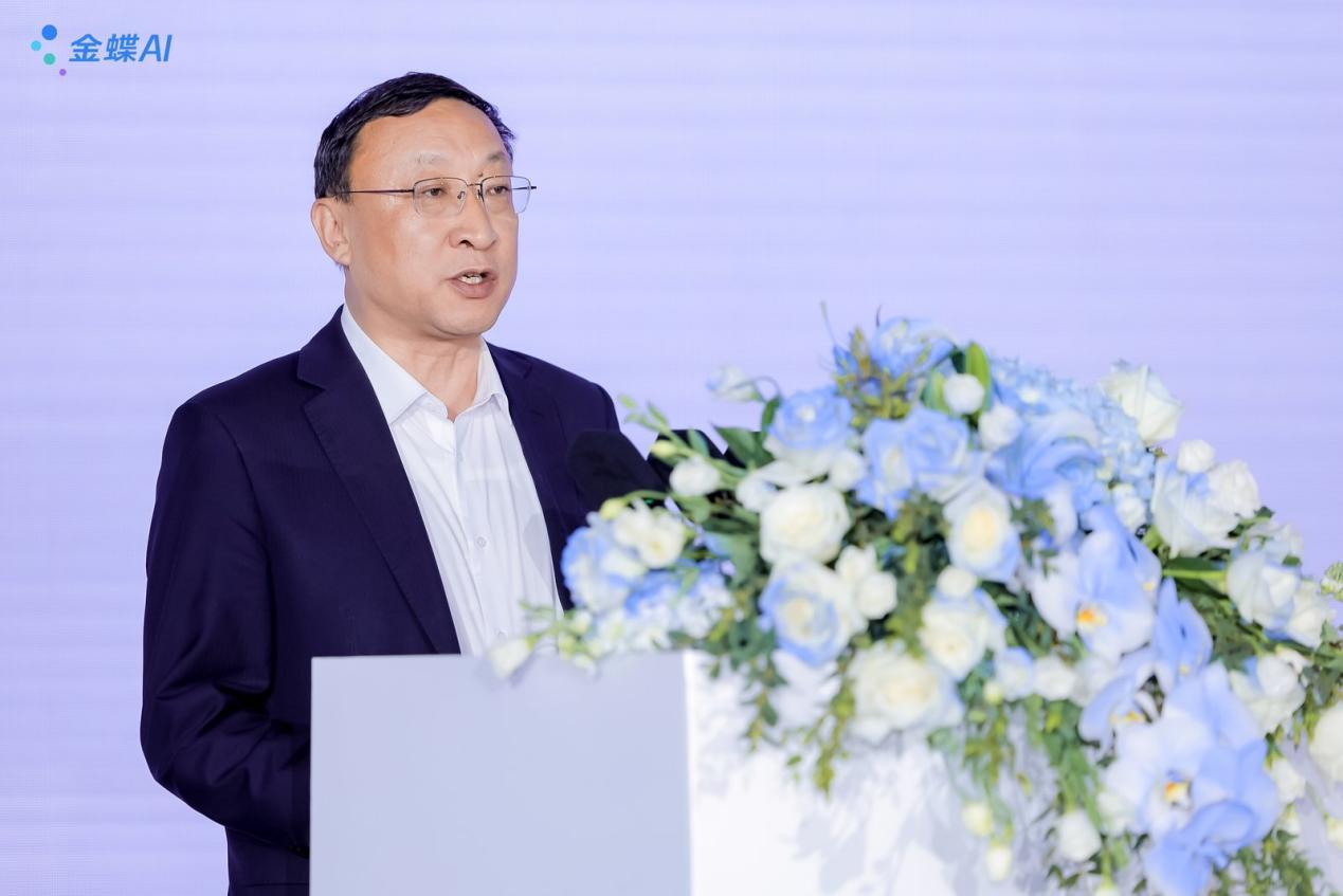 青岛市工商联党组成员、秘书长董斌