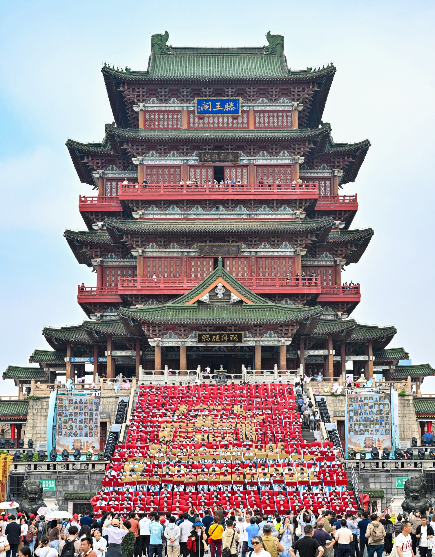 ▲南昌市邮政路小学160余名小学生齐声诵读《滕王阁序》。