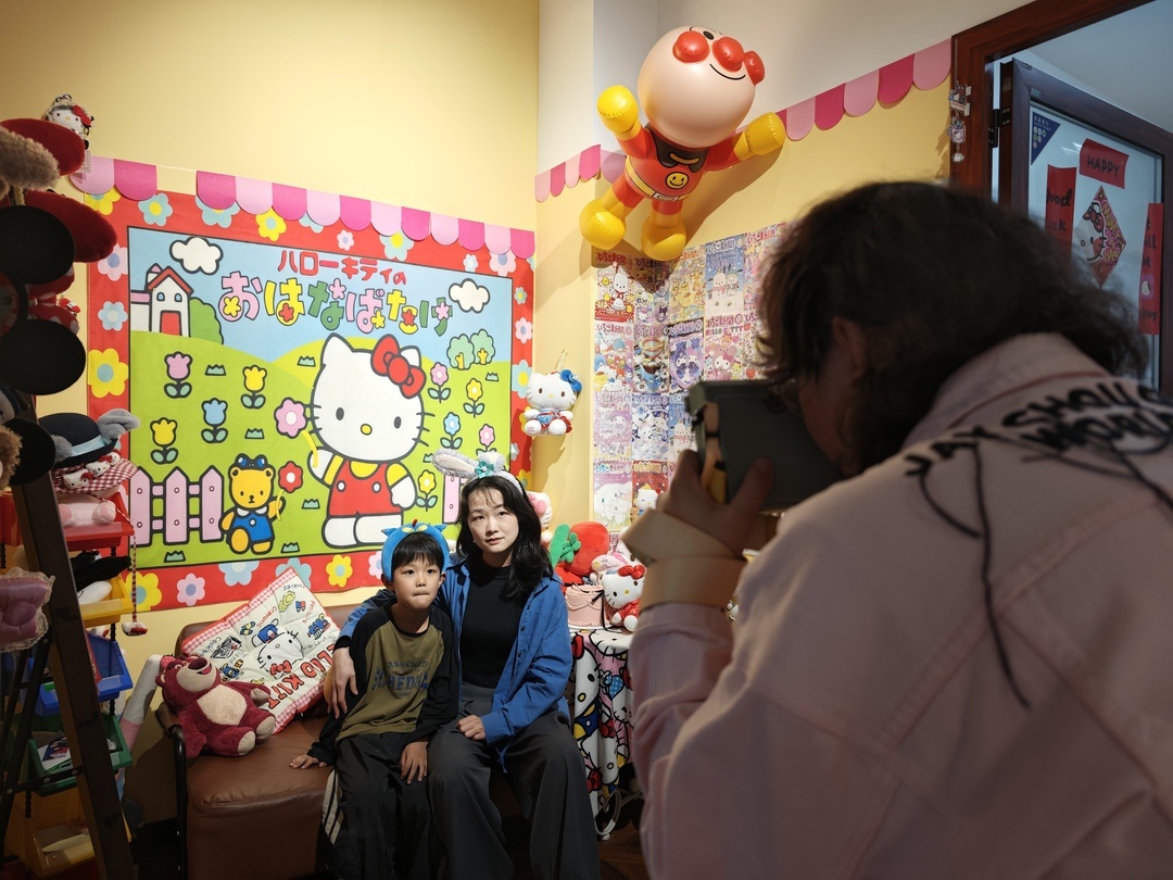 李笑侠给顾客拍照