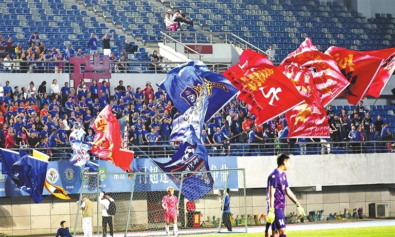 4月18日晚，2026赣超九江队在瑞昌市体育公园体育场与吉安队进行了一场热身赛。九江球迷们借助这次交流赛进行集中演练。（本报记者 欧阳海员 摄）