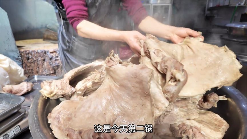 兰州必吃美食手抓羊肉，46一斤，肉质鲜美，就生蒜沾辣椒香迷糊了