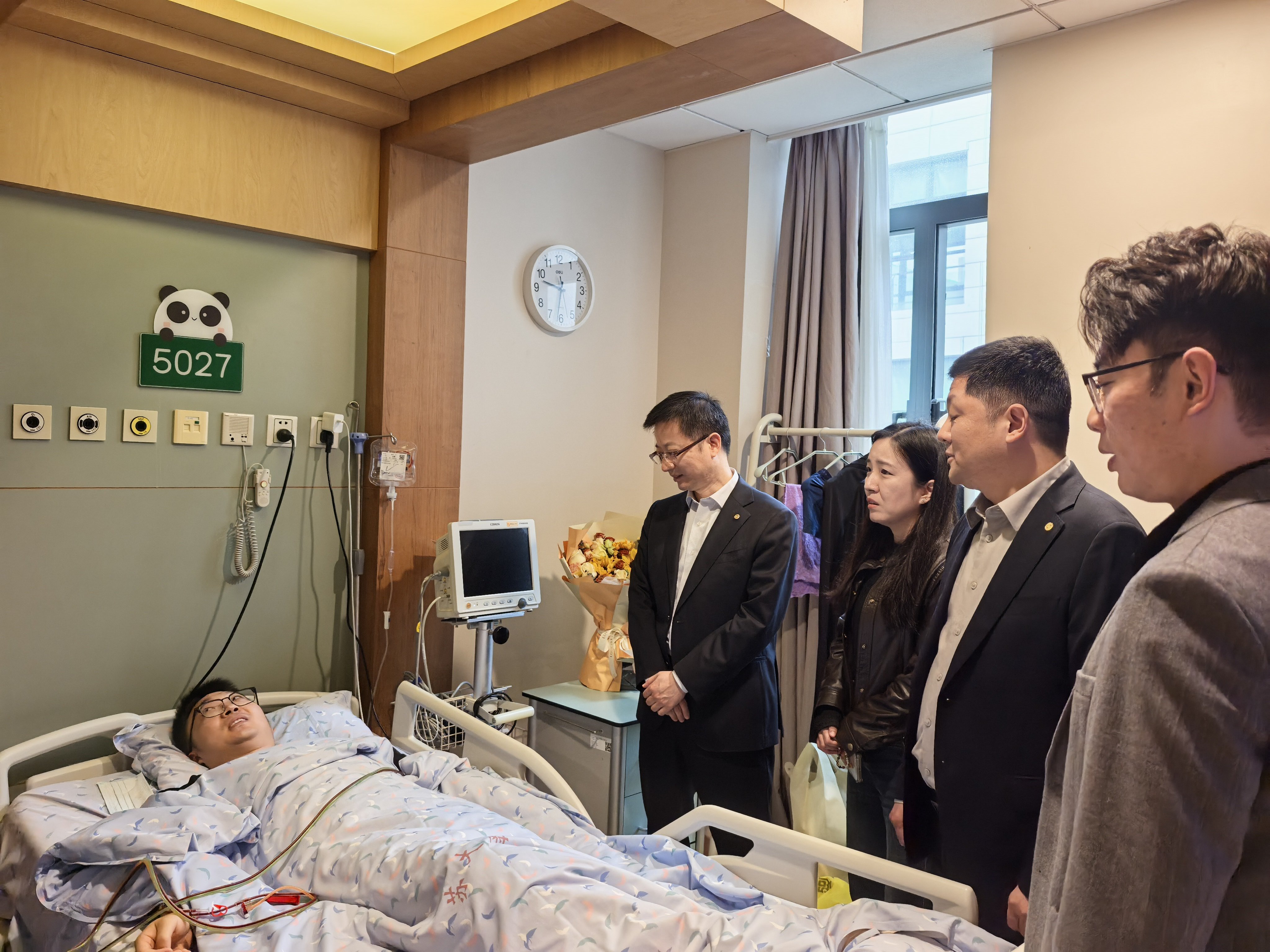 中国太保寿险苏州分公司工会代表陪伴谈鹏捐献造血干细胞