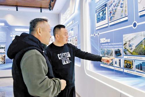 4月2日，青县新质生产力发展促进中心，共享平台工作人员（右）向客商介绍电子机箱产业情况。 尹向平摄