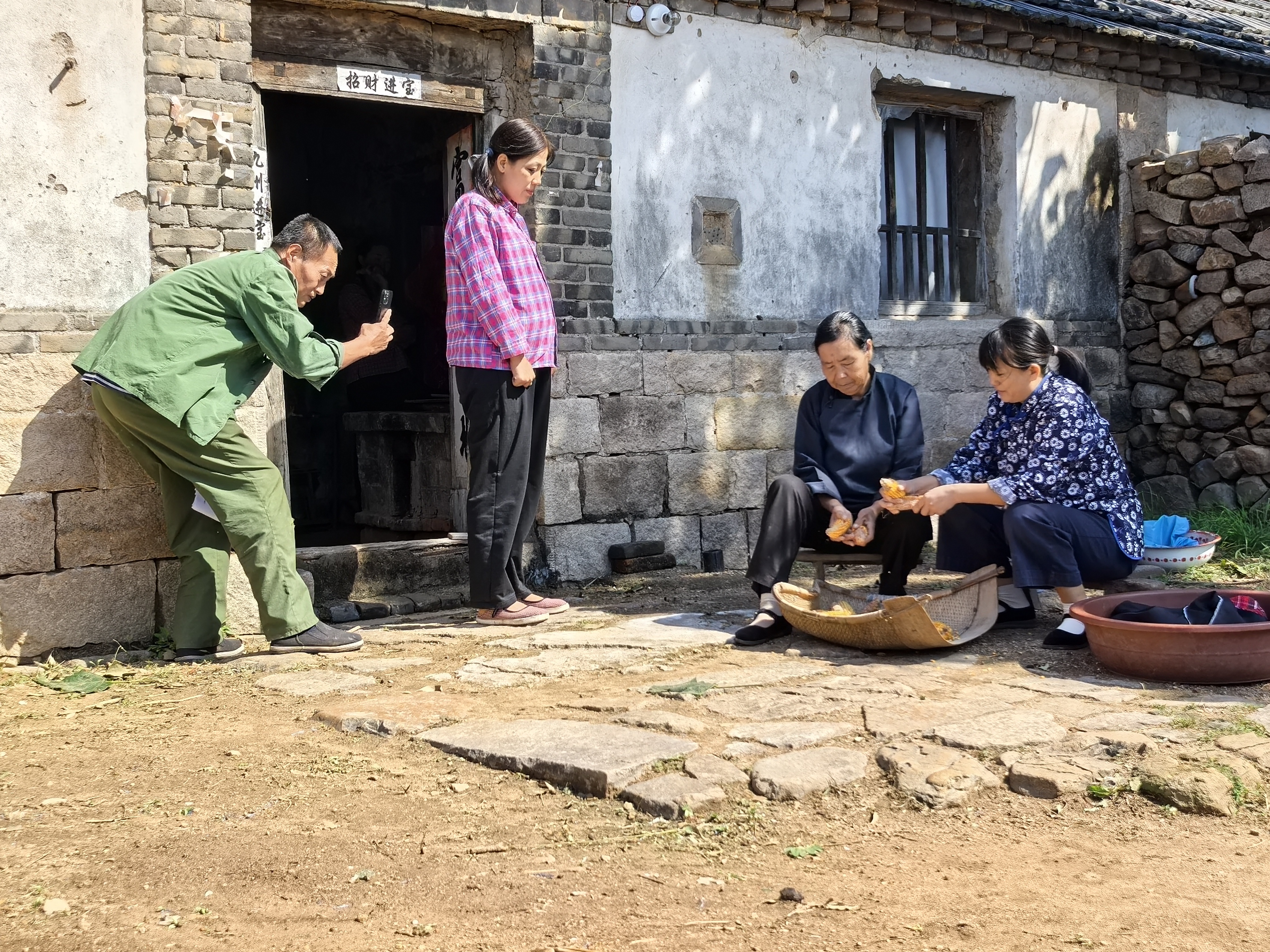 青岛乡里乡亲 | 党建引领乡村治理成效——青岛西海岸新区北梁家庄村：党建领航流量出圈 短剧赋能善治兴村