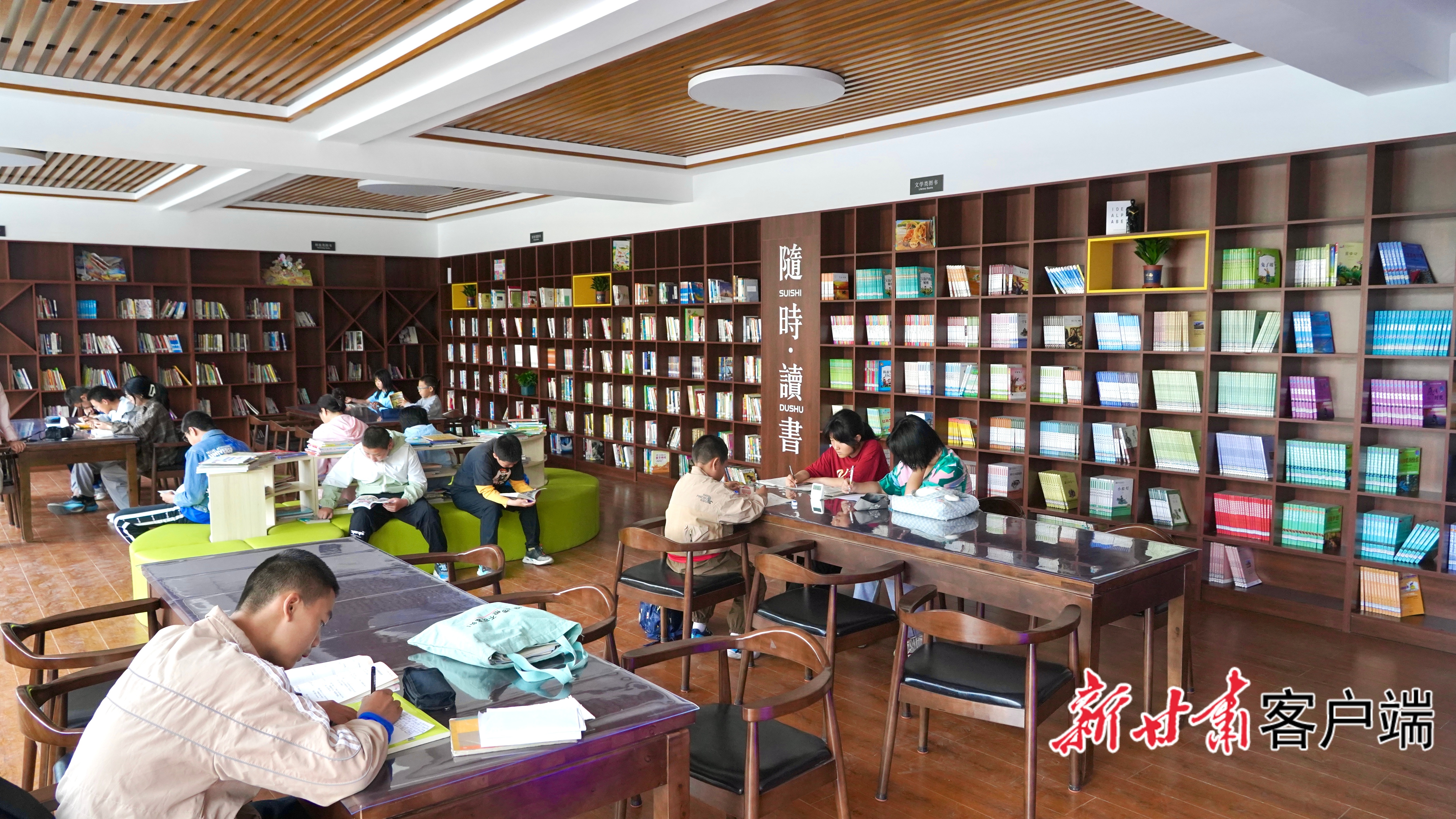 静宁县24小时书屋人气旺（新甘肃&middot;甘肃日报通讯员　司磊　摄）