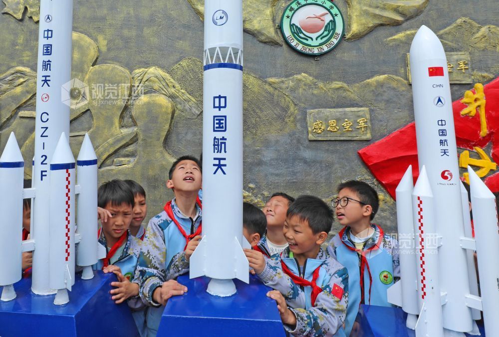 2026年4月23日，江西省吉安市泰和县螺溪镇中心小学校园，学生们正在参观长征运载火箭模型，学习了解航天知识，迎接中国航天日。