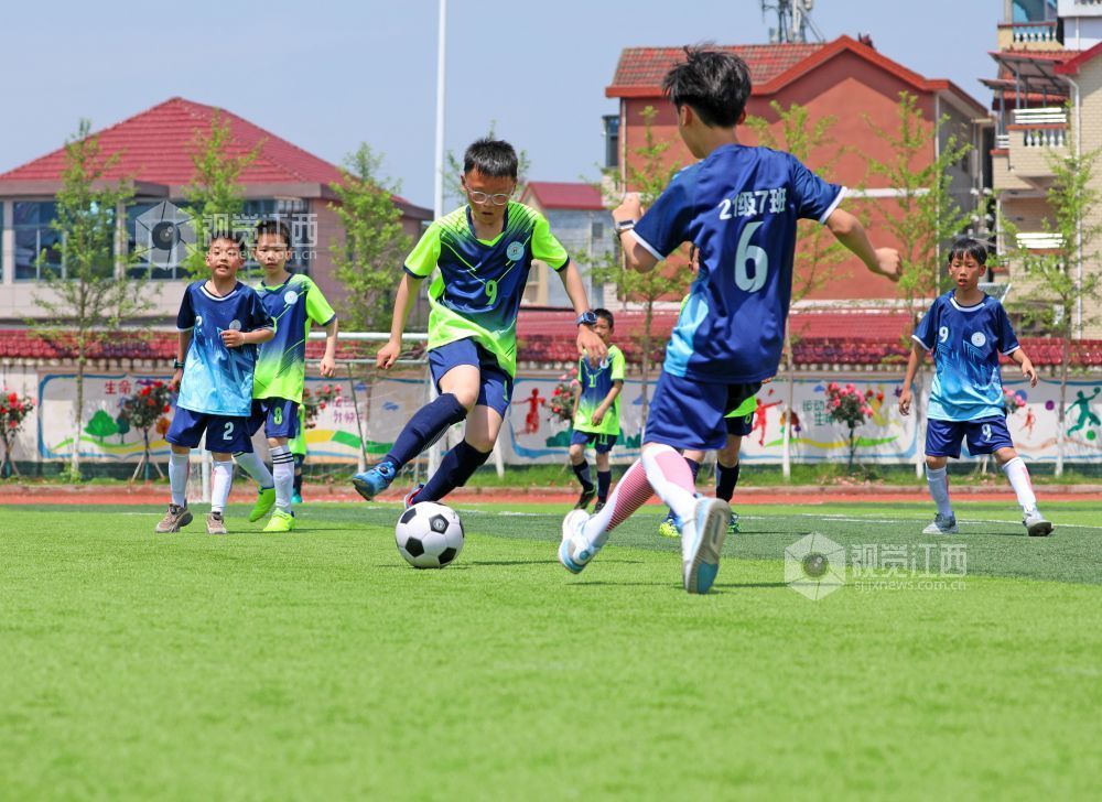 2026年4月20日，江西省吉安市泰和县滨江小学学生正在校园足球联赛上竞技比拼。