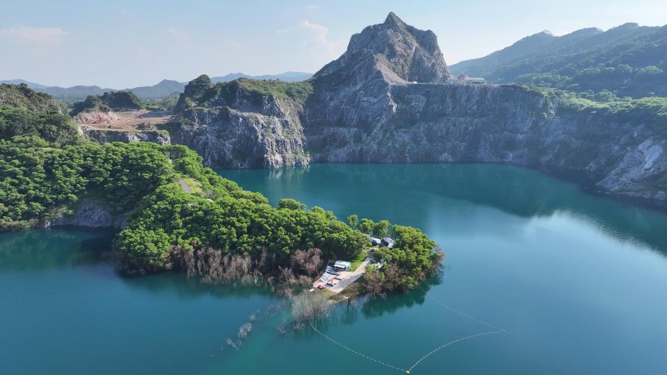 三水南山蓝眼泪矿山湖。