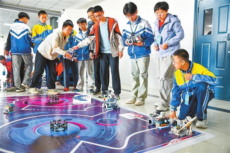 4月18日，第五届定西市青少年机器人竞赛在陇西县紫来九年制学校举行。新甘肃&middot;甘肃日报通讯员　张爱平