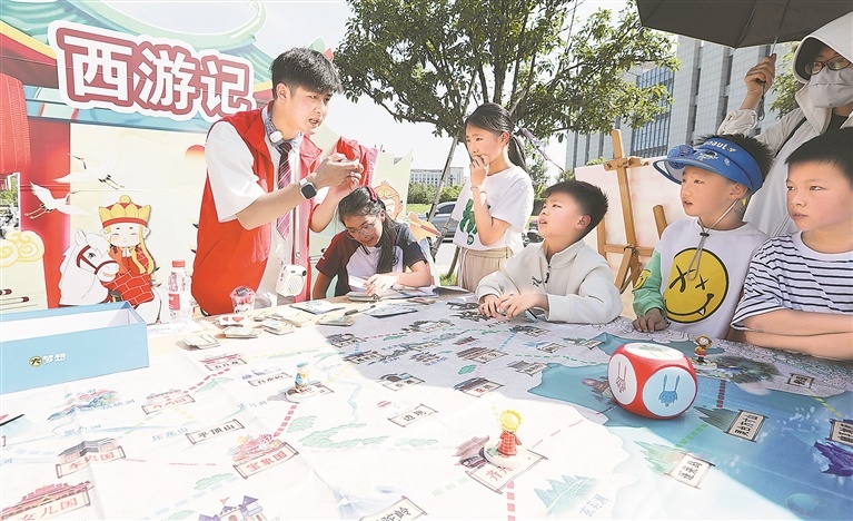 4月19日，抚州市东乡区图书馆前广场，家长与孩子们在参与全民阅读趣味活动。特约通讯员 饶方其摄