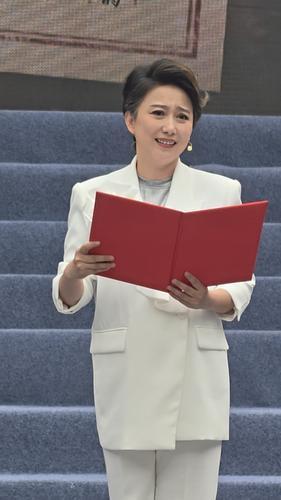 丁柳元诵念《给红色家书的一封回信》。
