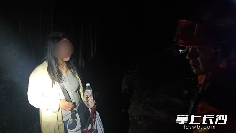 消防人员成功营救被困女子。 长沙晚报通讯员 李世国 摄