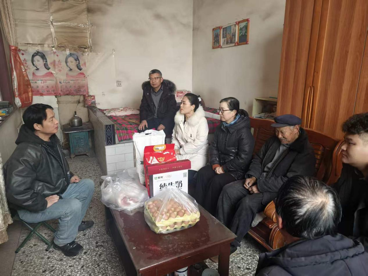 【陕建控股】锦旗映照帮扶路 酥梨飘香促振兴