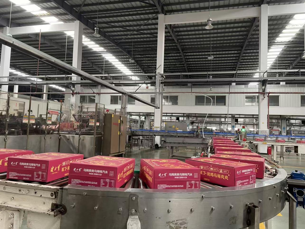 广东健力宝股份有限公司车间内，乌梅味汽水完成装箱。三水融媒记者何艳纯摄