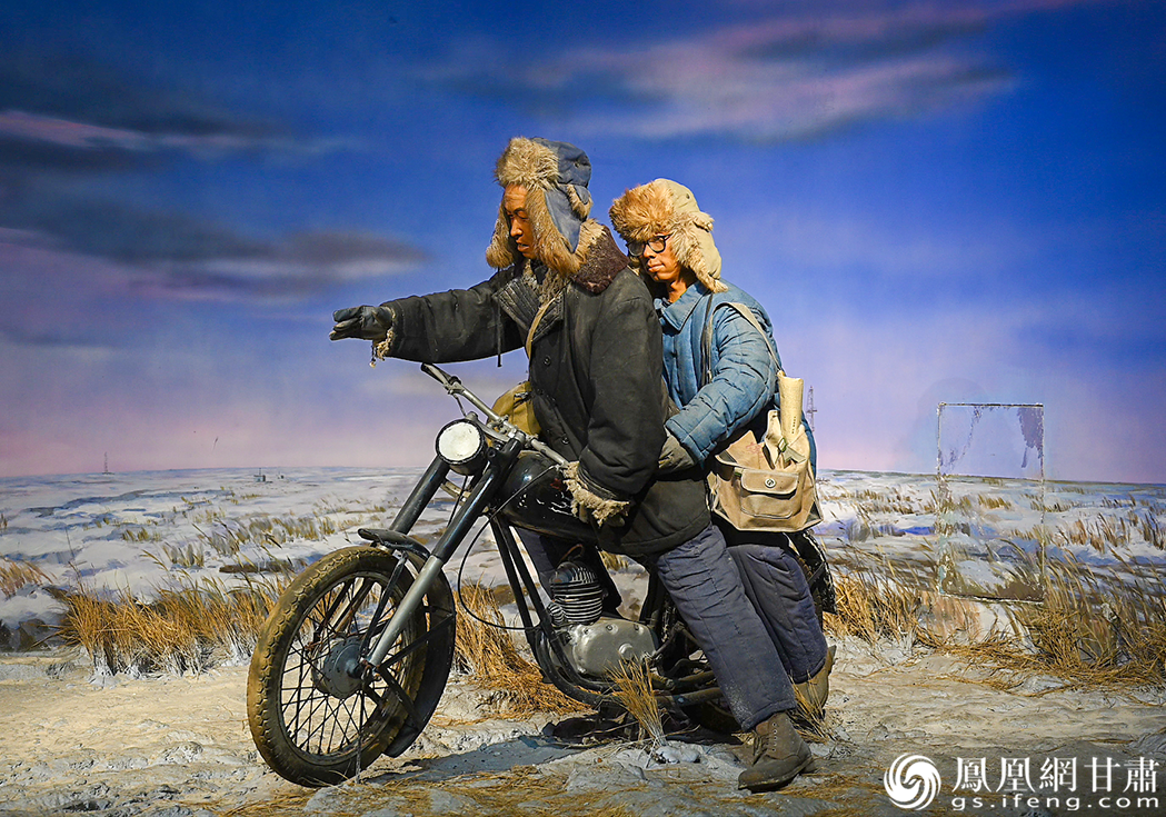 大庆铁人王进喜纪念馆里的雕塑，再现铁人骑摩托车载着技术员奔波井场解决难题的场景。杨艺锴　摄