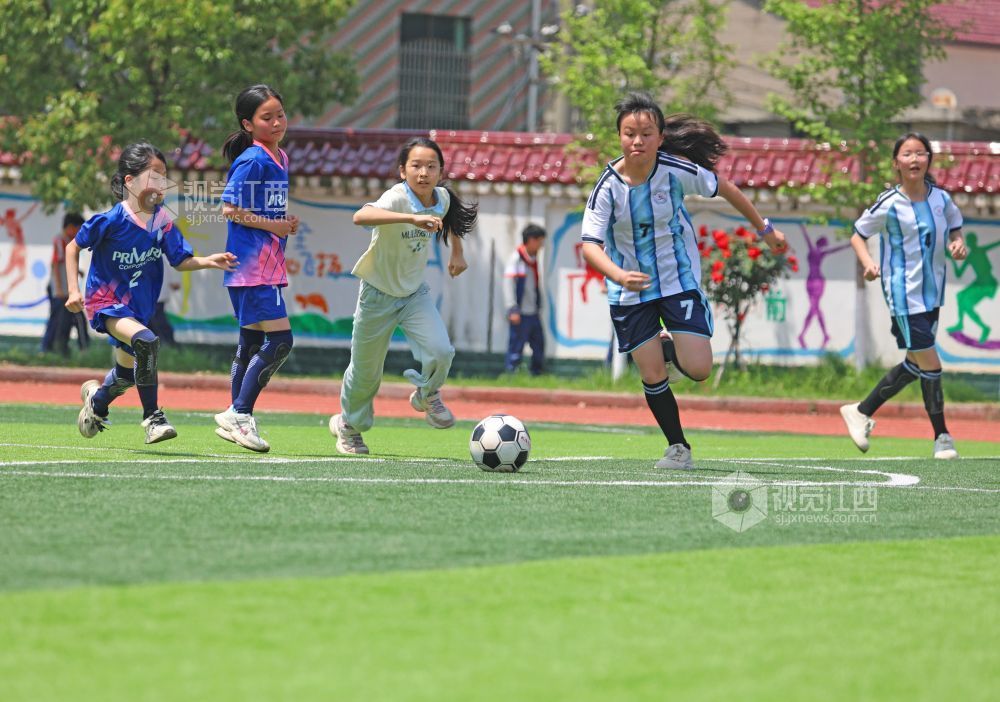 2026年4月20日，江西省吉安市泰和县滨江小学学生正在校园足球联赛上竞技比拼。