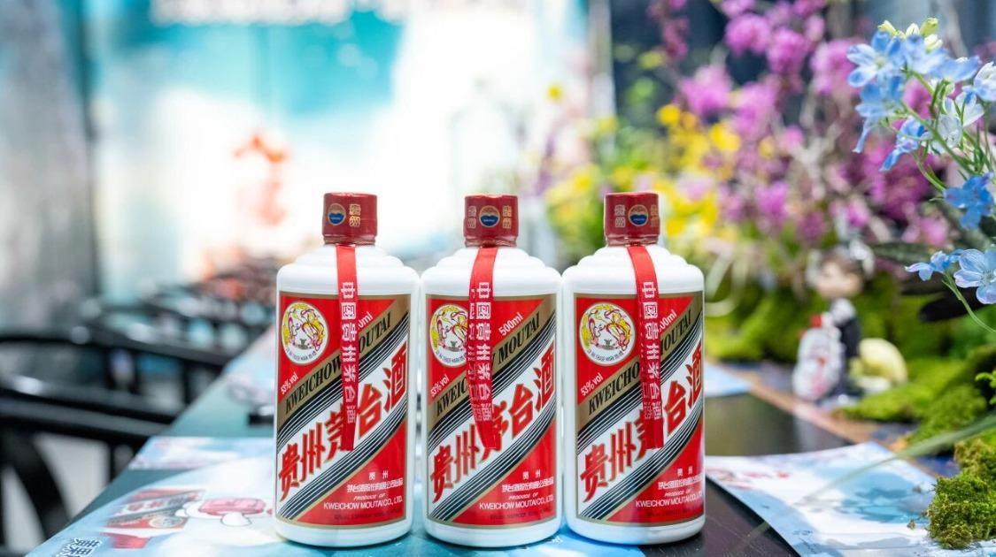 上市以来首现业绩双下滑，茅台真没人喝了？