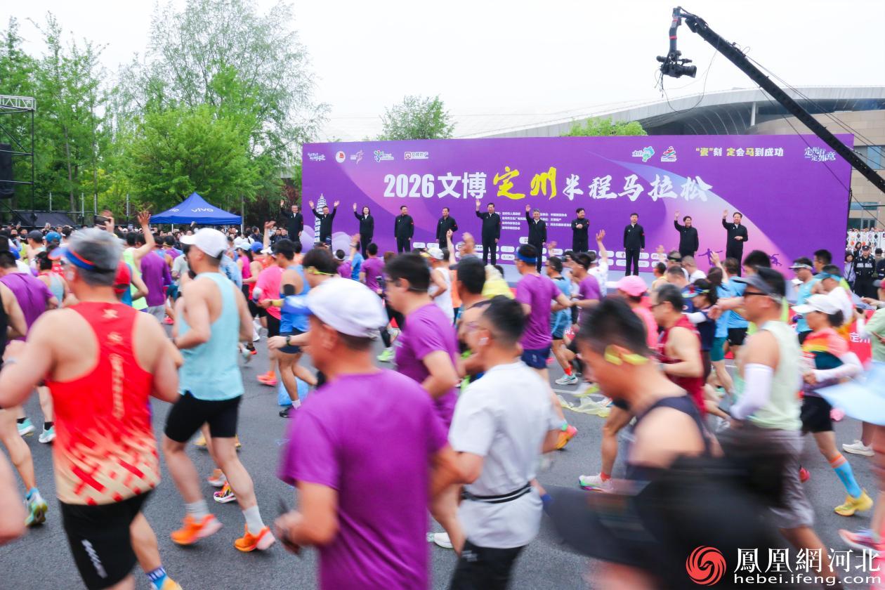 本届赛事最大的亮点在于赛道的全面优化。秉持“顺行无切、平坦宽阔”的设计理念，赛道全程仅有6个转弯和1个折返点，路面平坦宽阔，海拔起伏极小。李卓然摄